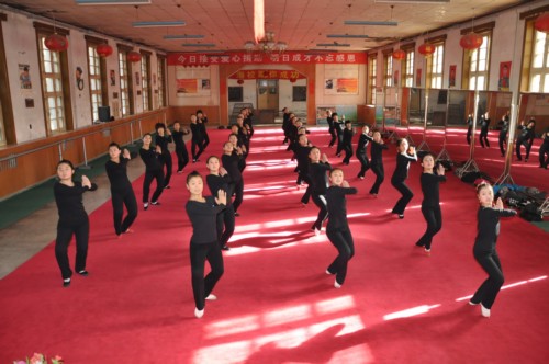 幼师专业学生进行跳舞训练