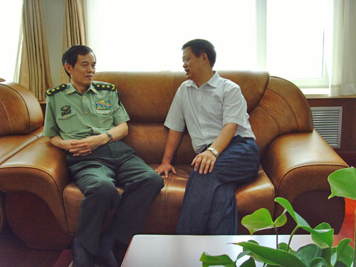 北京军区政委刘福连向韩校长详细了解复转军人自立创业为民办学的情况