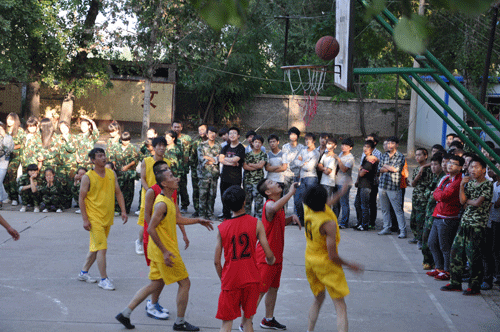 我校举行师生篮球友谊赛